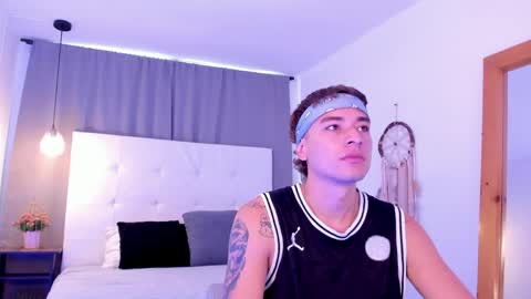 Thiago  online show from April 2026 01:31:01 PM