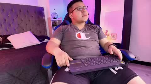 Snapshot of thiiago_saenz chatting on May 2026 11:59:02 AM Thiiago Saenz online show from May 2026 11:59:02 AM