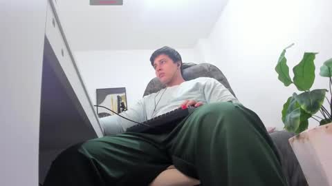 Snapshot of thom_ohtani chatting on November 2025 11:26:02 PM thom_ohtani online show from November 2025 11:26:02 PM