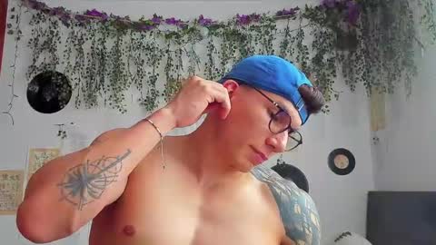 Snapshot of thomas_fuckboy chatting on February 2025 09:53:02 PM Thomas Grey online show from February 2025 09:53:02 PM