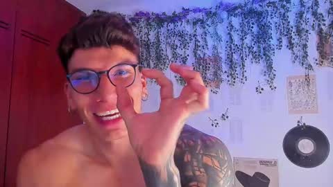 Snapshot of thomas_fuckboy chatting on March 2025 06:43:01 AM Thomas Grey online show from March 2025 06:43:01 AM