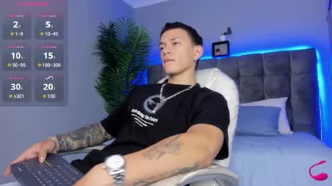 Snapshot of thomas_moon_ chatting on March 2026 01:44:02 PM Thomas online show from March 2026 01:44:02 PM