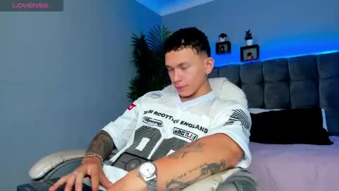 Snapshot of thomas_moon_ chatting on April 2026 01:58:02 PM Thomas online show from April 2026 01:58:02 PM