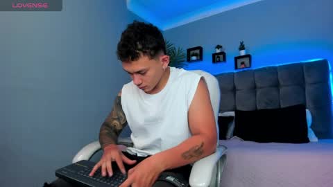 Snapshot of thomas_moon_ chatting on April 2026 01:57:02 PM Thomas online show from April 2026 01:57:02 PM