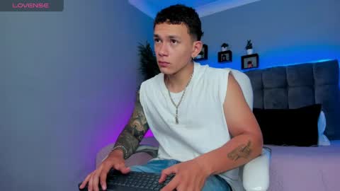 Snapshot of thomas_moon_ chatting on April 2026 02:37:01 PM Thomas online show from April 2026 02:37:01 PM