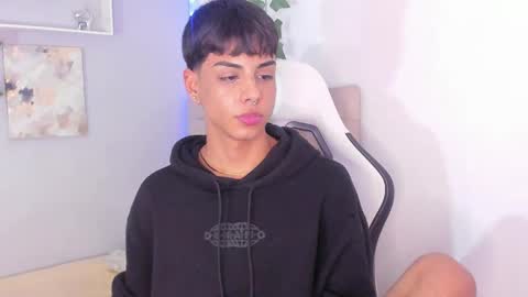 Snapshot of thomas_wild chatting on September 2025 04:34:02 AM Thomas online show from September 2025 04:34:02 AM