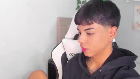 Snapshot of thomas_wild chatting on October 2025 07:32:01 AM Thomas online show from October 2025 07:32:01 AM