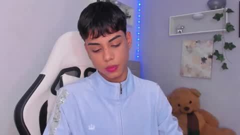 Snapshot of thomas_wild chatting on November 2025 01:18:02 AM Thomas online show from November 2025 01:18:02 AM