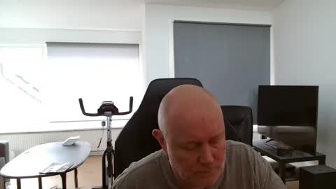 thomash32 online show from September 2025 03:25:01 PM