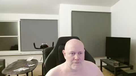 thomash32 online show from October 2025 11:14:02 PM