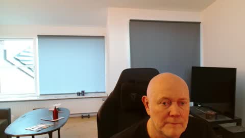 thomash32 online show from October 2025 03:04:01 PM