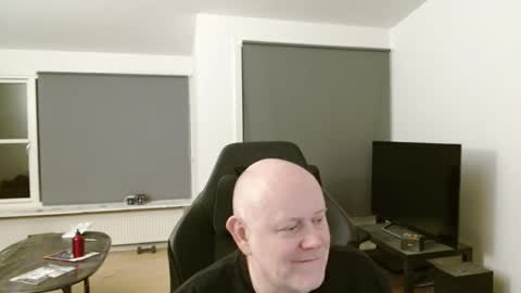 thomash32 online show from October 2025 10:44:02 PM