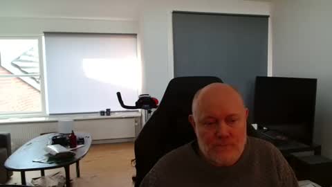 thomash32 online show from November 2025 11:38:02 AM