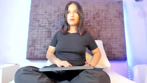 thyra coral online show from April 2026 03:50:02 AM