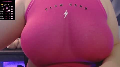 Snapshot of tiabellaxxx chatting on March 2025 03:51:02 PM Tia Bella online show from March 2025 03:51:02 PM