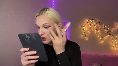 Snapshot of tiffany2005 chatting on November 2025 10:20:01 AM Amira online show from November 2025 10:20:01 AM