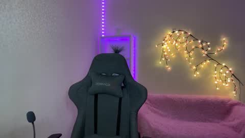 Snapshot of tiffany2005 chatting on December 2025 11:37:01 AM Amira online show from December 2025 11:37:01 AM