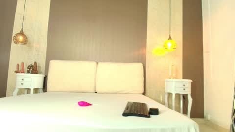 T I F F A N Y online show from January 2026 07:41:02 PM