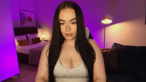 Snapshot of tinafox_ chatting on February 2026 08:10:02 AM hi im curvy babyface girlie Tina online show from February 2026 08:10:02 AM