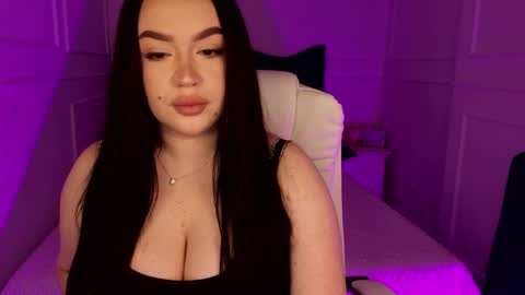 Snapshot of tinafox_ chatting on March 2026 08:07:01 AM hi im curvy babyface girlie Tina online show from March 2026 08:07:01 AM