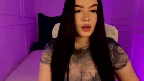 Snapshot of tinafox_ chatting on April 2026 07:41:01 AM hi im curvy babyface girlie Tina online show from April 2026 07:41:01 AM