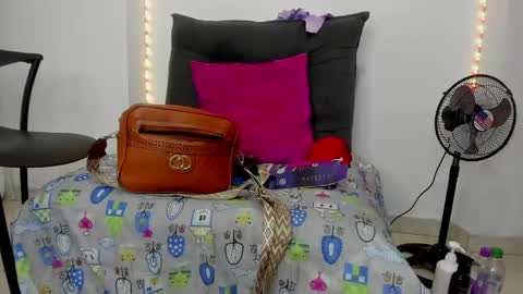 Snapshot of tinas_smith chatting on April 2026 01:53:02 PM tinas_smith online show from April 2026 01:53:02 PM