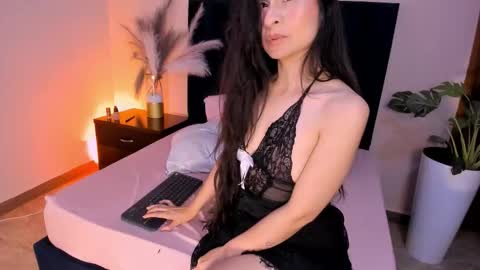 Snapshot of tinnamoon chatting on March 2026 01:44:01 AM Tina Moon online show from March 2026 01:44:01 AM