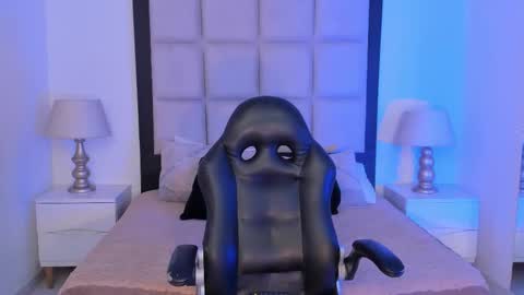 Thomm  Independent Model online show from February 2026 03:47:02 AM