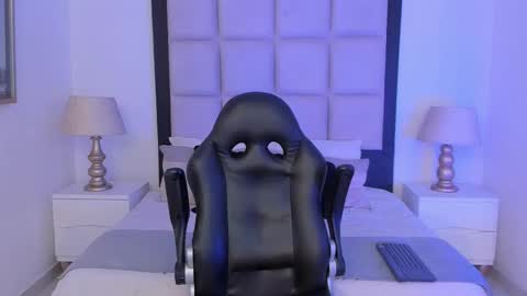 Snapshot of tiny_thomm chatting on March 2026 10:38:02 PM Thomm Independent Model online show from March 2026 10:38:02 PM