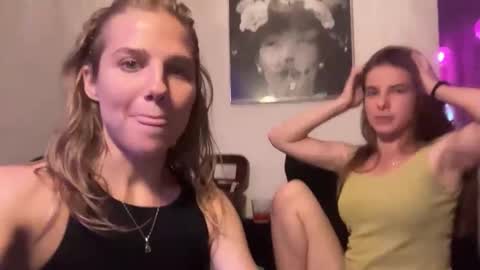 Snapshot of tinyheat chatting on April 2026 12:12:01 AM Tiny online show from April 2026 12:12:01 AM