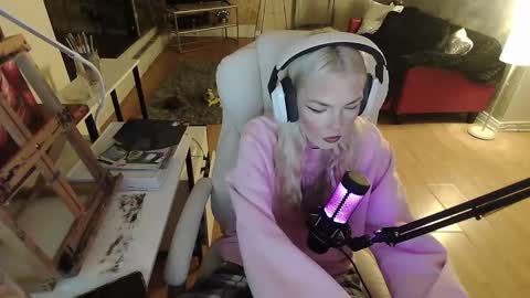stage Kylie Sinner  brand CLITBAIT online show from January 2025 12:05:01 AM