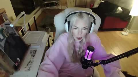 stage Kylie Sinner  brand CLITBAIT online show from January 2025 03:15:01 AM