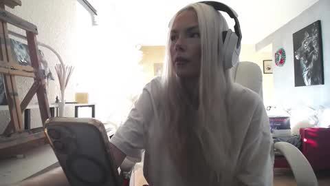 stage Kylie Sinner  brand CLITBAIT online show from December 2025 05:53:02 PM