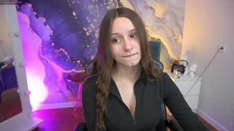 tinynataliee online show from April 2026 02:43:01 PM