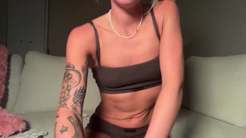 Snapshot of tinytayy chatting on June 2026 03:42:01 AM tinytayy online show from June 2026 03:42:01 AM