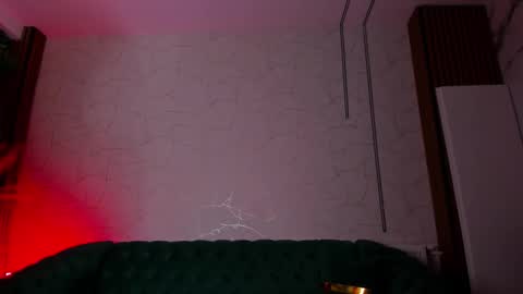 Snapshot of tinyvixen_ chatting on October 2025 04:21:01 AM TinyVixen online show from October 2025 04:21:01 AM