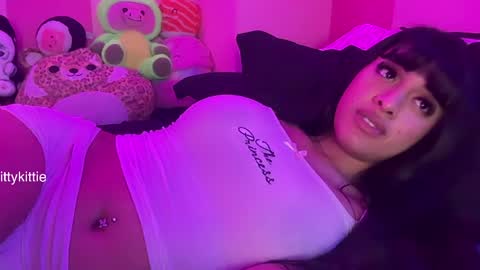 HOTTIE4U online show from April 2026 04:23:02 AM