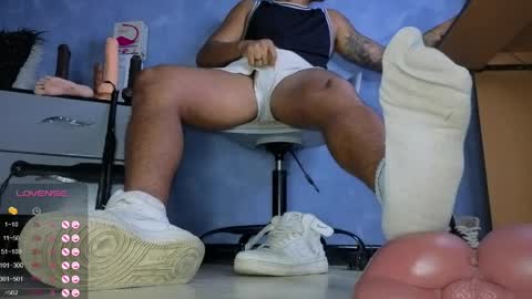 Snapshot of tom_brown12 chatting on April 2026 12:48:02 AM Tom online show from April 2026 12:48:02 AM