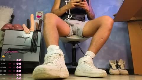 Snapshot of tom_brown12 chatting on April 2026 01:40:01 PM Tom online show from April 2026 01:40:01 PM