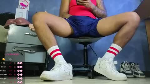 Snapshot of tom_brown12 chatting on April 2026 04:26:01 AM Tom online show from April 2026 04:26:01 AM