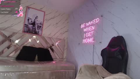 Snapshot of tomoe_b chatting on January 2025 03:44:02 AM leyla online show from January 2025 03:44:02 AM