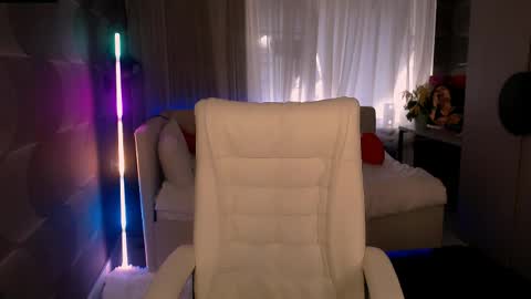 Snapshot of tori_blond chatting on April 2026 05:19:08 AM tori_blond online show from April 2026 05:19:08 AM