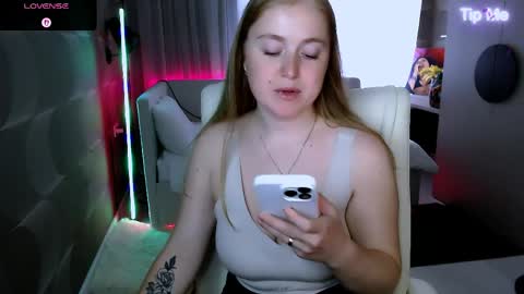 Snapshot of tori_blond chatting on May 2026 05:49:01 AM tori_blond online show from May 2026 05:49:01 AM