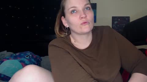 Snapshot of toxiclilly chatting on February 2025 11:25:02 AM Lilly Miss Mistress Goddess Maam Queen Boss online show from February 2025 11:25:02 AM