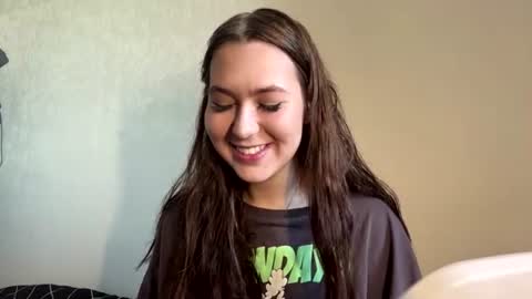 Snapshot of tracievanier chatting on July 2026 12:22:02 PM Thea online show from July 2026 12:22:02 PM