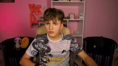 Snapshot of travis_wolf_ chatting on September 2025 07:13:02 PM Travis online show from September 2025 07:13:02 PM