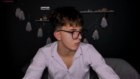 Travis online show from October 2025 08:32:01 PM