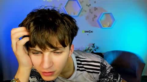 Travis online show from December 2025 08:07:02 PM