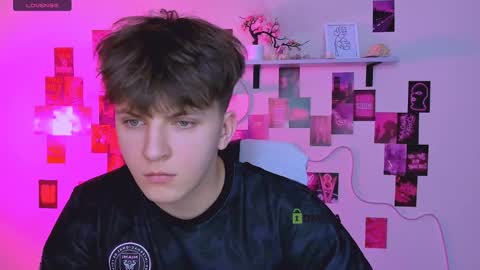 Snapshot of travis_wolf_ chatting on April 2026 09:16:01 AM Travis online show from April 2026 09:16:01 AM