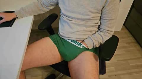 Snapshot of tree1989 chatting on December 2024 09:46:01 PM tree1989 online show from December 2024 09:46:01 PM